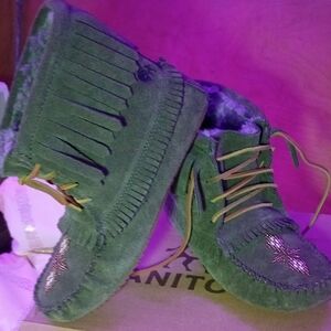 Manitobah Harvester Moccasin in Olive Size 9